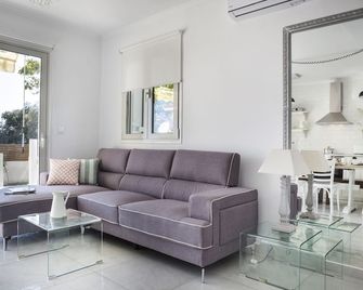 Luxurious Skala pool cottage with private pool close to shops & beach - Poros - Pokój dzienny