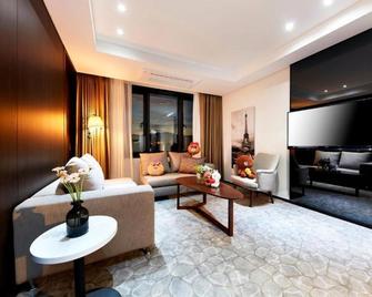 Ramada by Wyndham Yongin - Yongin - Obývací pokoj