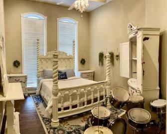 Texas Vacation Home with Infrared Sauna, Hot Tub, and more! - Powderly - Schlafzimmer
