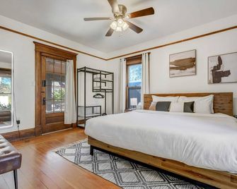 3BR, Custom Build with Firepit, Downtown Nearby! - Colorado Springs - Habitación