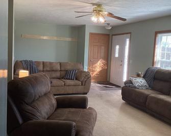 Family-Friendly Home. Sleeps 14. Just minutes away from Mark Twain Lake. - Perry - Sala de estar