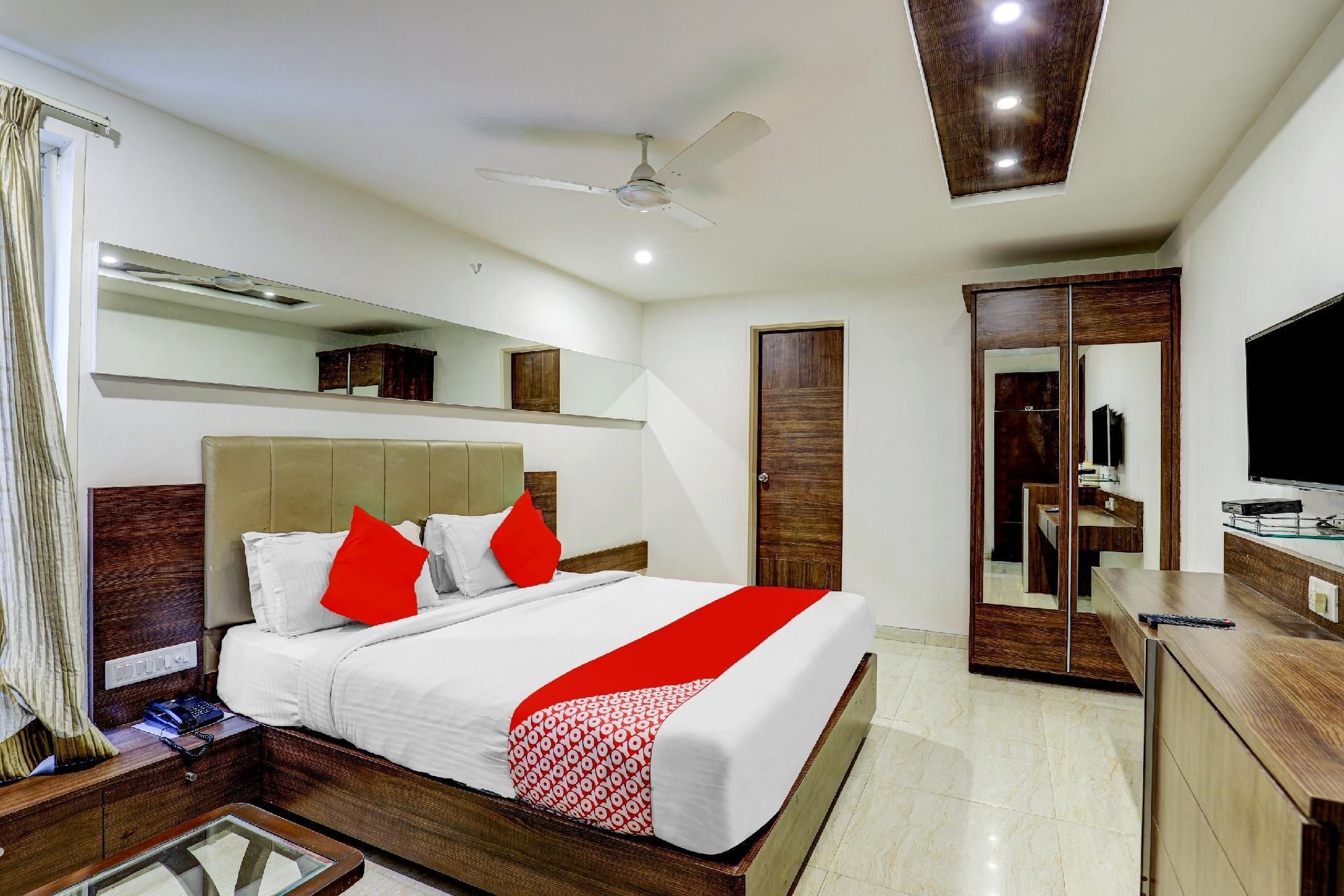 OYO 70229 Hotel Skylight - ואדודרה - חדר שינה