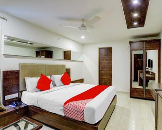 OYO 70229 Hotel Skylight - ואדודרה - חדר שינה