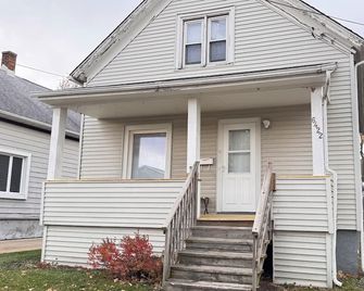 Freshly Renovated 3 Bedroom House with 4 Beds - Kenosha - Edificio