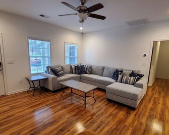 Tugaloo Hideaway - 4 bed, 2 bath, Westminster, SC. Near Clemson, Seneca - Westminster - Living room