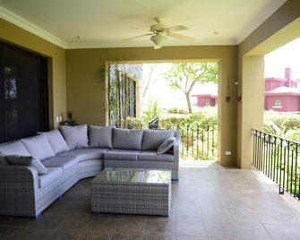 Luxury ocean-view 4br condo in stunning Reserva Conchal! - קאבו ולאס - סלון