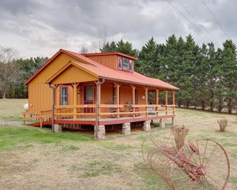 Hot Tub and Charcoal Grill Hot Springs Getaway! - Hot Springs - Building