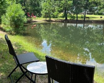 Entire Guest House with Pool, Jacuzzi and Lake Access - Magnolia - Binnenhof