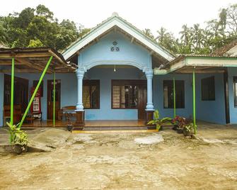 OYO Homes 91089 Desa Wisata Air Terjun Way Kalam Syariah - Kalianda - Edificio