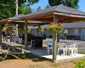Wasaga Beach Inn And Cottages - Wasaga Beach - Innenhof