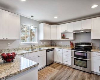 Charming 3-Bedroom Home in Heart of Ashland - Ashland - Kitchen