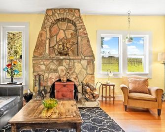Historic Ranch House on a Premier Wine Label's Vineyard in Sonoma Wine Country - Sebastopol - Huiskamer