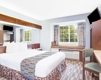 Microtel Inn & Suites by Wyndham Columbus North - Columbus - Bedroom