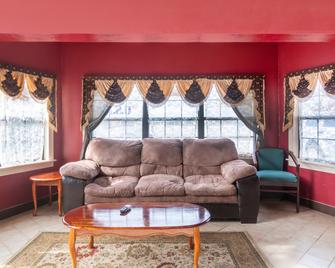 OYO Hotel Brownsville Tn I-40 - Brownsville - Living room