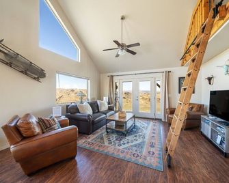 2 Bedroom + Loft cabin, sleeps 8. Views, acreage, wildlife, and adventure! - Brewster - Living room