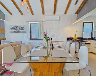 Modern villa Gloria Vita with pool in Novigrad - Bužinija - Comedor
