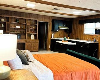 Calm, stylish space. Across the street from the park. Perfect little getaway. - Vernon