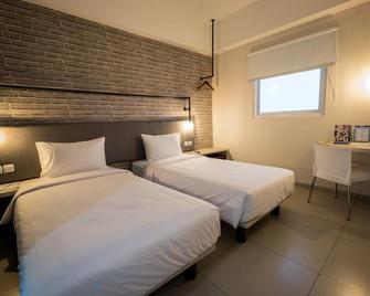 Hotel 88 Bekasi By Wh - Bekasi - Bedroom