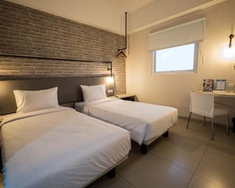 Hotel 88 Bekasi By Wh - Bekasi - Спальня