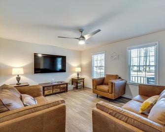 Pet-Friendly Home Spacious Yard and Community Perks - Montross - Sala de estar