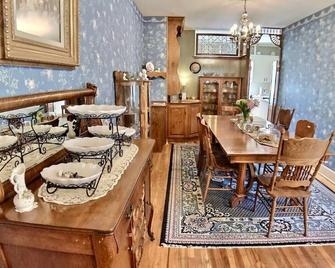Brownstone Innkeeper Iconic Location Walk to Dwntn - Eureka Springs - Dining room