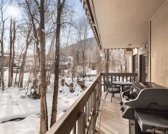 Renovated Riverfront 3 BR, 2 BA with Pool - Walk to Town! - Aspen - Balkon
