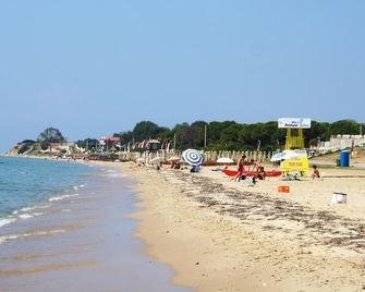 Seafront Holiday Home Dafni 2 on a Long Sandy Beach, GeoMare, Ground Floor - Nea Kallikratia - Strand