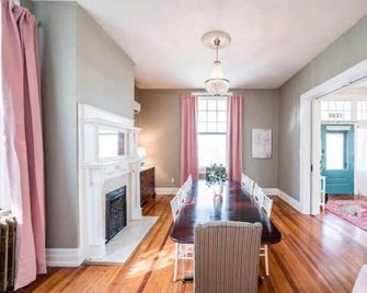 Grand Historic Home Near Downtown w/ Rec Room - Lynchburg - Essbereich