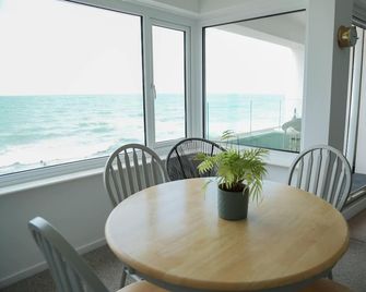 Tides - Beach front apartment in Bracklesham Bay - Chichester - Dining room