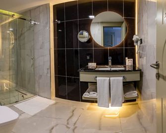 The Conforium Hotel Van - Van - Bathroom