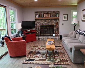 Mountain Resort Cabin with outdoor gas firepit, and mountain stream! - Dillard - Living room