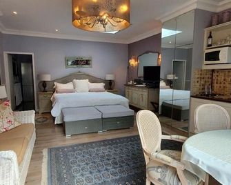 Platinum Suite with Private Terrace! for 2 Guests - Roosboom Luxury Apartment - Somerset West - Bedroom