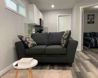 Guest Suite in Regina - Queen Bed - Regina - Living room