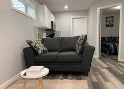 Guest Suite in Regina - Queen Bed - Regina - Living room