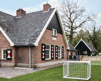 This distinctive and beautifully located vacation home in Ommen is a paradise for families with chil - Stegeren - Edificio