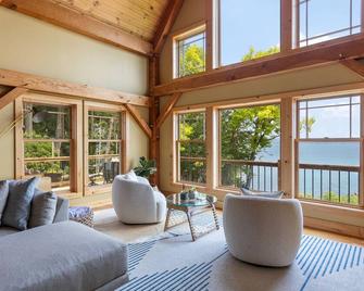 Beautiful post & beam lakefront getaway - South Hero