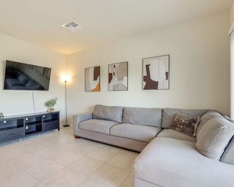 Suburban Family Home 7 Mi to Poston Butte Preserve - Florence - Huiskamer