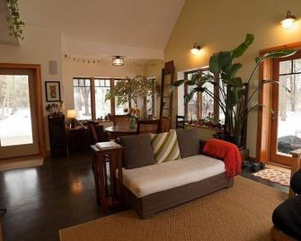 Bright and relaxing home, in a fantastic Kennebunkport/Cape Porpoise location. - Cape Porpoise - Living room
