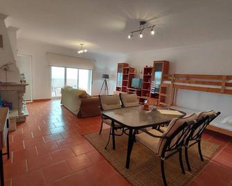 Luxury apartment with sea view, playground and pool - Ericeira - Essbereich