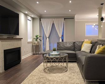 Stylish House Close to All Amenities - Vaughan - Living room