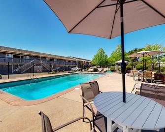 Cozy, Ground-Floor Getaway w/ Free WiFi, a Kitchen, Shared Pool, & Private Patio - Truro - Pool