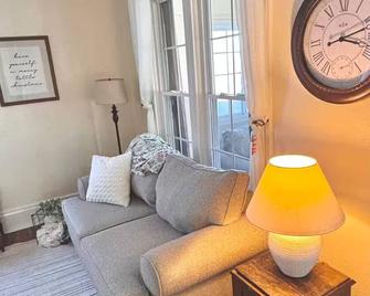 Natural Nesting Grounds - Boone, Ia - Boone - Living room