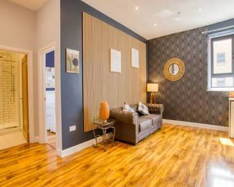 Pass the Keys Central Apartment with king bed - Lincoln - Living room