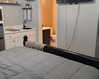 Casita with kitchenette - 15 min from Glendale! - Sun City - Bedroom