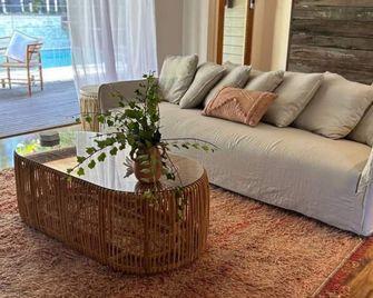 Our Sanctuary Take it easy at this unique and tranquil getaway . - Warragul - Wohnzimmer