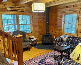 Quintessential Maine Log Cabin Set On Gorgeous Lake - Lincolnville - Вітальня