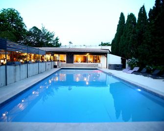 Logis Hotel - Restaurant Residence Les Cedres - Villeneuve-lès-Avignon - Zwembad