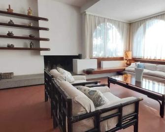 Beautiful villa with park 900 meters from the sea! - Forte dei Marmi - Pokój dzienny