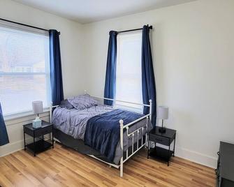 Two-tone Train Home! King bed, Pet friendly, Foosball! - Galesburg
