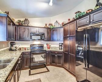 New! Executive Bungalow In West Valley Sleeps 8, Weekly/Monthly Rates Available - Buckeye - Cocina